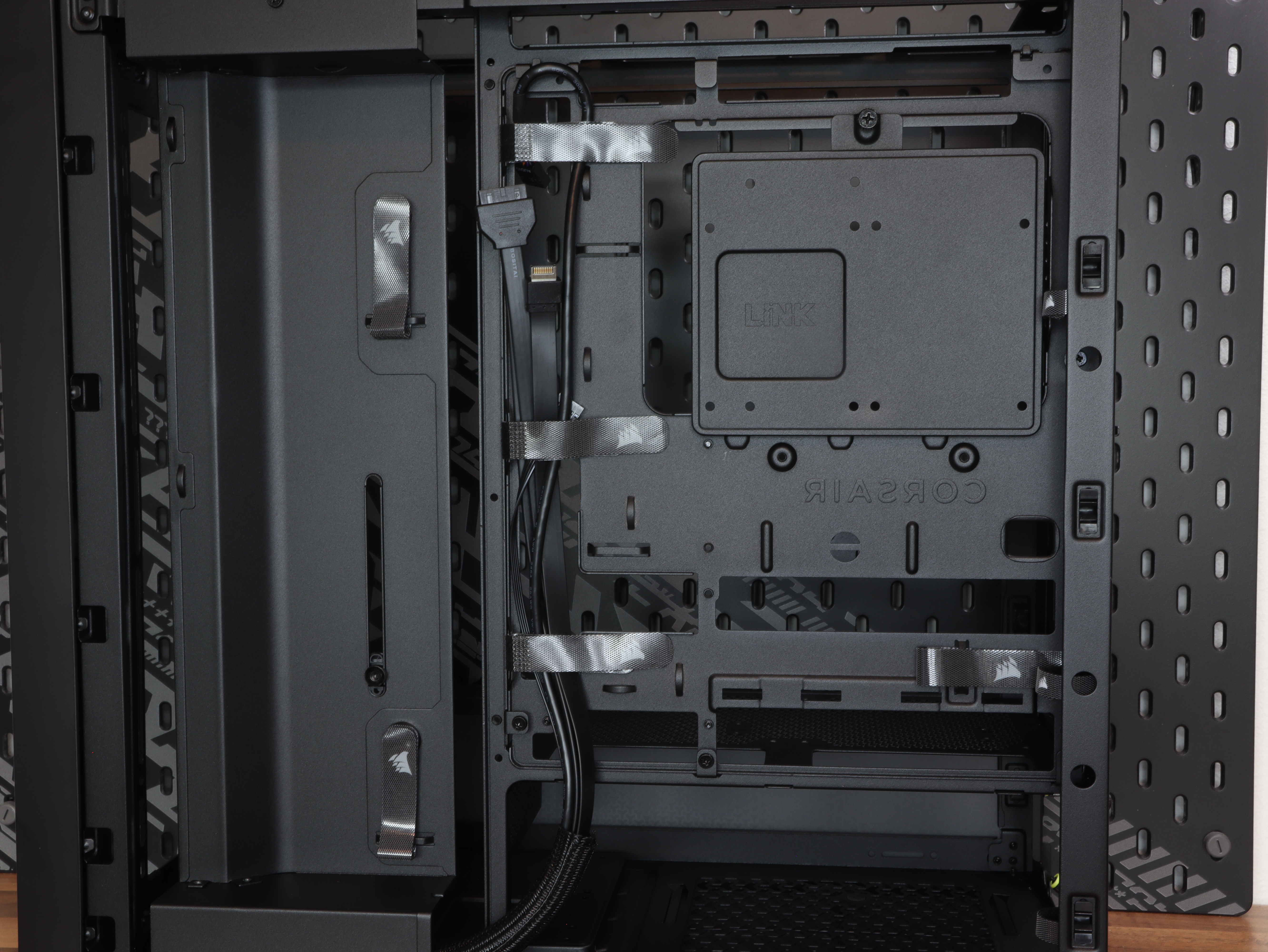 Corsair mid-tower sag-free 4000D RX flexibility cooling Modular reverse-connector Frame.JPG